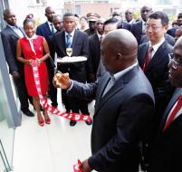 Le président Kabila vient de couper le ruban symbolique inaugurant le centre régional Huawei Technologies. Le président Kabila vient de couper le ruban symbolique inaugurant le centre rég