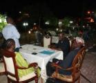 L’Hon. Tryphon Kin-kiey Mulumba souhaitant la bienvenue à ses hôtes Mbala à sa résidence de Binza-UPN. LE SOFT NUMÉRIQUE.