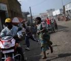 Des habitants de la ville courent dans tous les sens après des coups de feu entendus à Goma. PHIL/AFP.