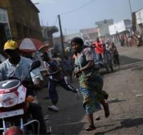 Des habitants de la ville courent dans tous les sens après des coups de feu entendus à Goma. PHIL/AFP.