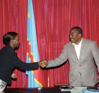 La ministre rwandaise des AE Louise Mishikiwabo saluant mardi le Président Kabil